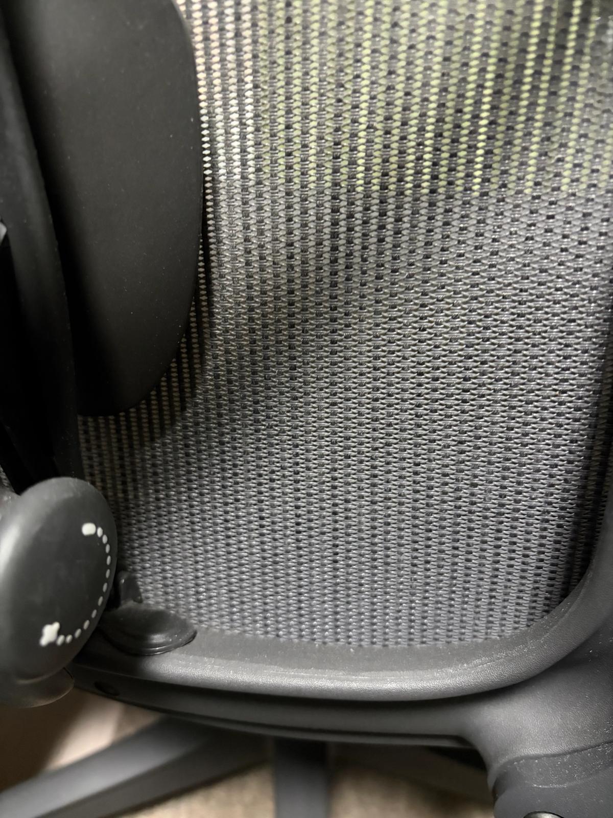 同じ場所に掃除機のあとブロワーを当てた状態。メッシュの目や境目の粉じんが減っている