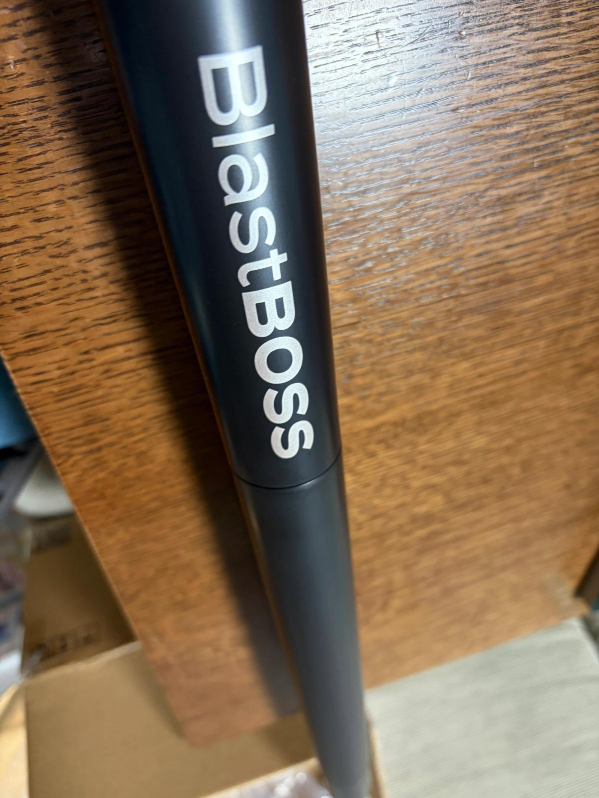黒い延長パイプに白字でプリントされた BlastBoss のロゴ