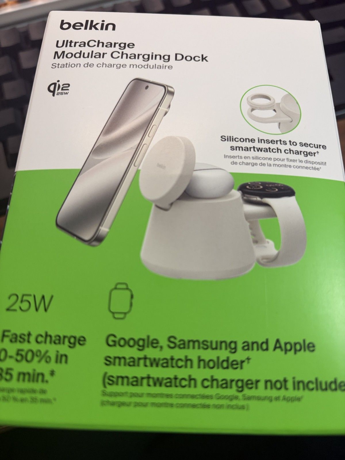 Belkin UltraCharge Modular Charging Dockのパッケージ。Qi2 25Wのロゴと、スマホ・イヤホン・スマートウォッチを同時に置いたイメージ写真