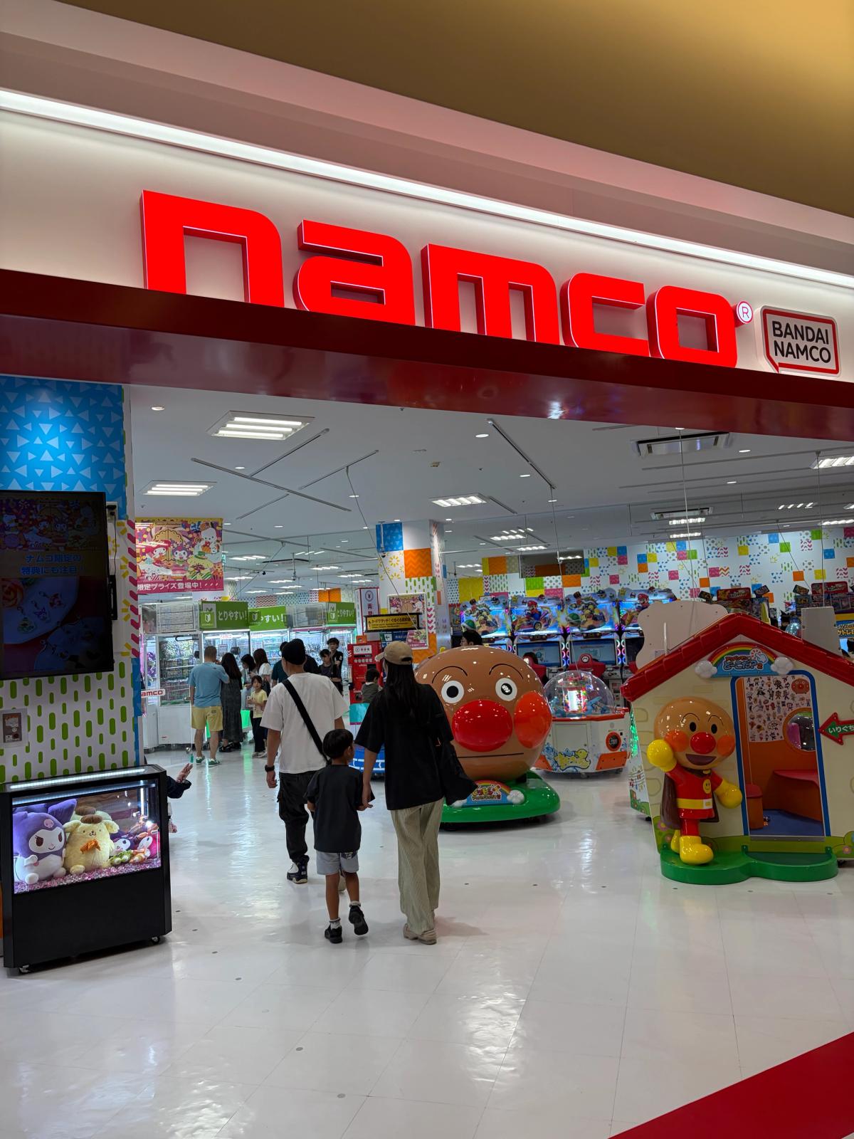 ナムコのゲームセンター入口とアンパンマンの乗り物