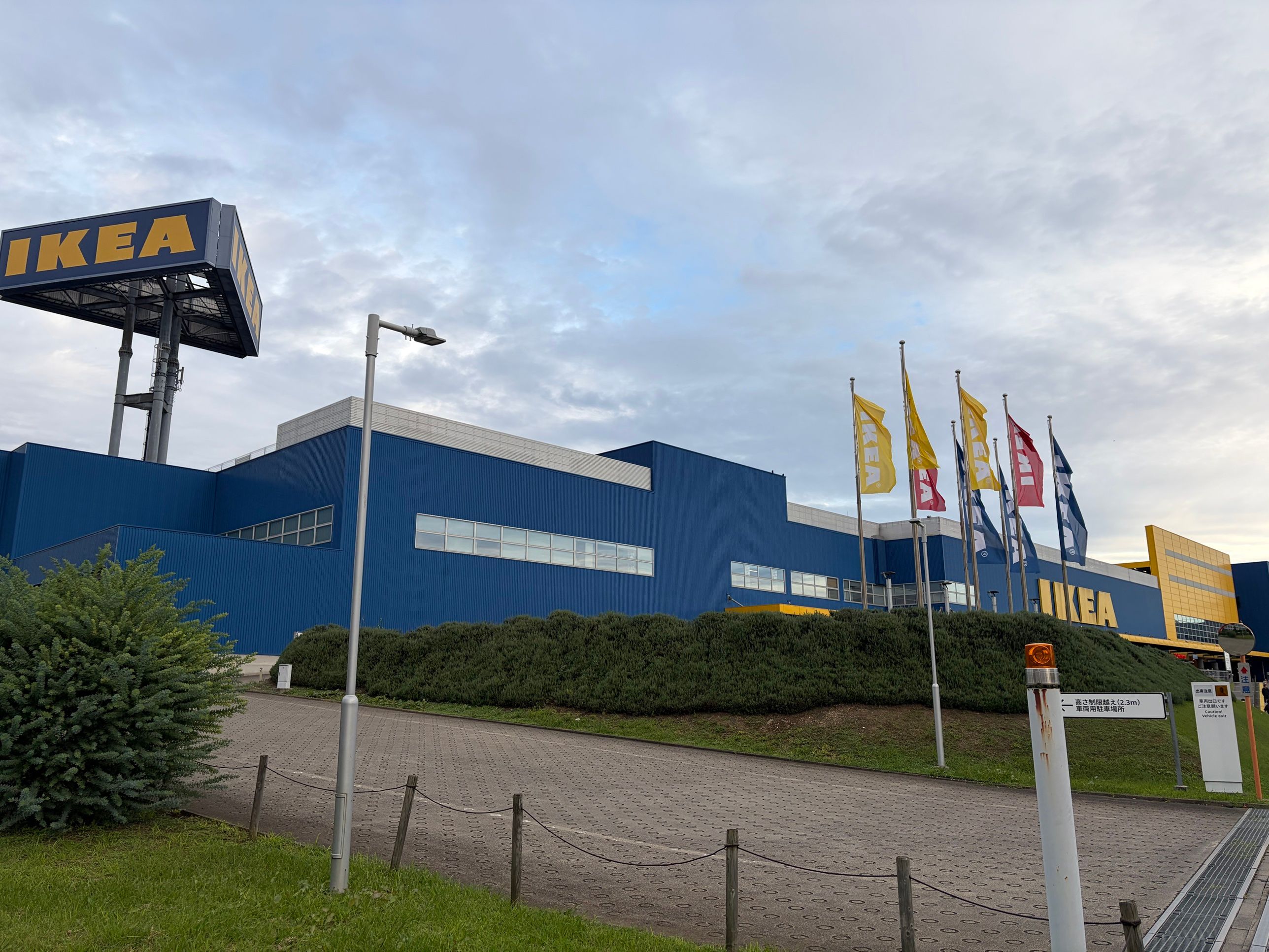 IKEA新三郷の外観。青い建物と旗、IKEAのポールサイン