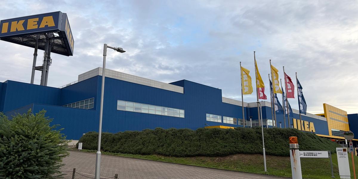 IKEA新三郷の外観。青い建物と旗、IKEAのポールサイン
