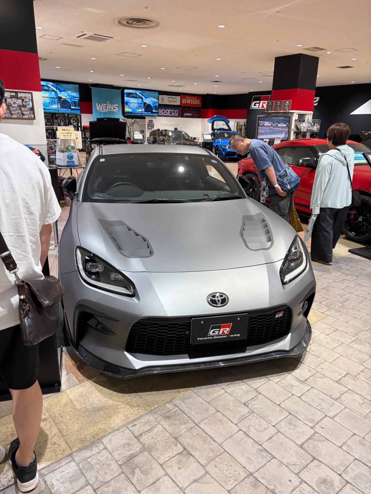 GR Garageに展示されているシルバーのGRヤリス正面