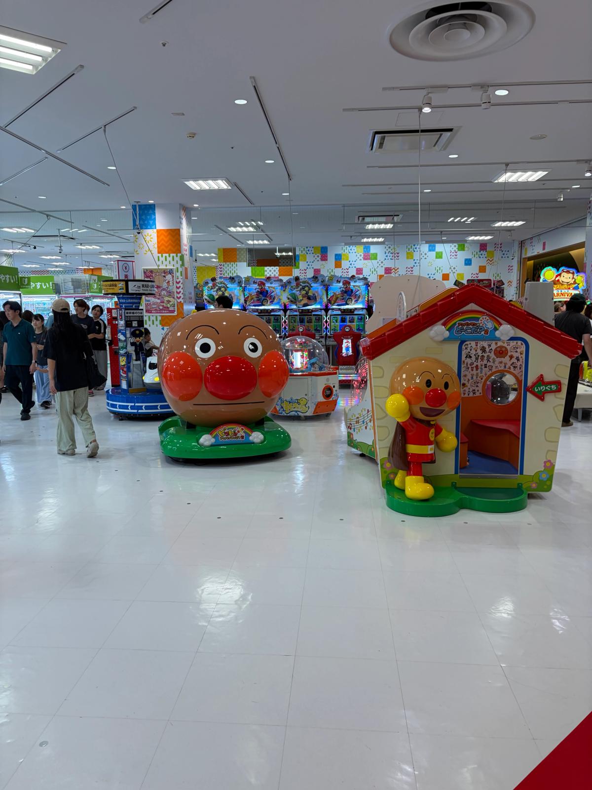 アンパンマンの乗り物やクレーンゲームが並ぶゲームセンター内