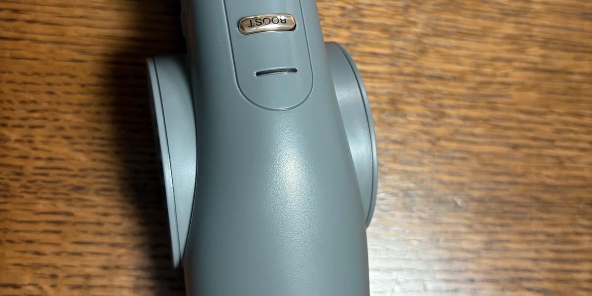 Shark BlastBoss 本体の操作部。グレーの本体にミントグリーンのスライドスイッチと BOOST ボタンが並ぶ