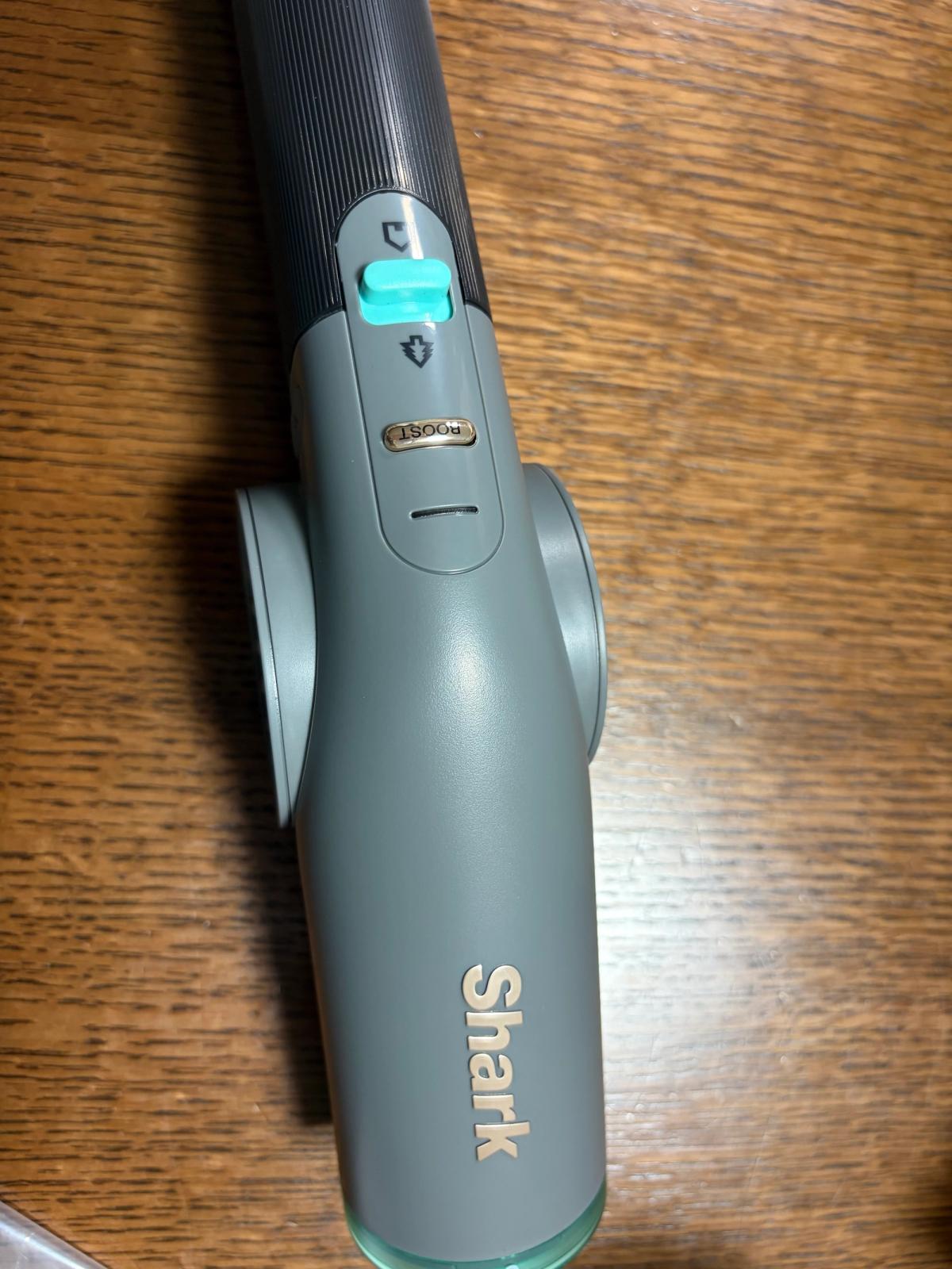 Shark BlastBoss 本体の操作部。グレーの本体にミントグリーンのスライドスイッチと BOOST ボタンが並ぶ