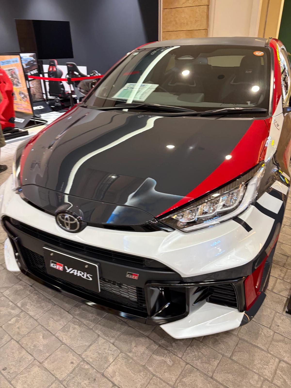 GR Garageに展示されているGRヤリス(赤)のサイドビュー