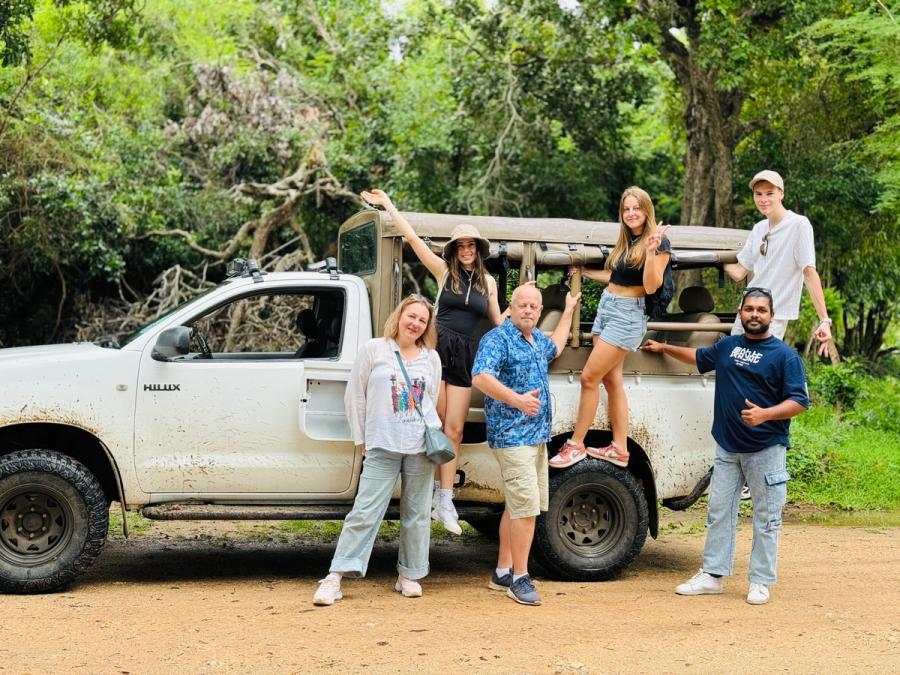 Minneriya safari