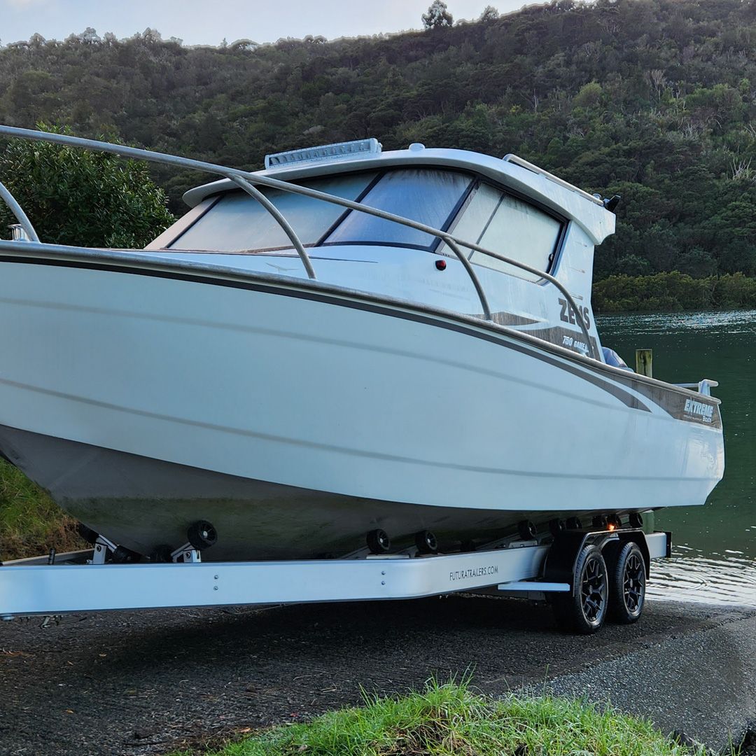 Futura T775 Q4TW-25 loading Extreme boat into water at boat ramp in New Zealand