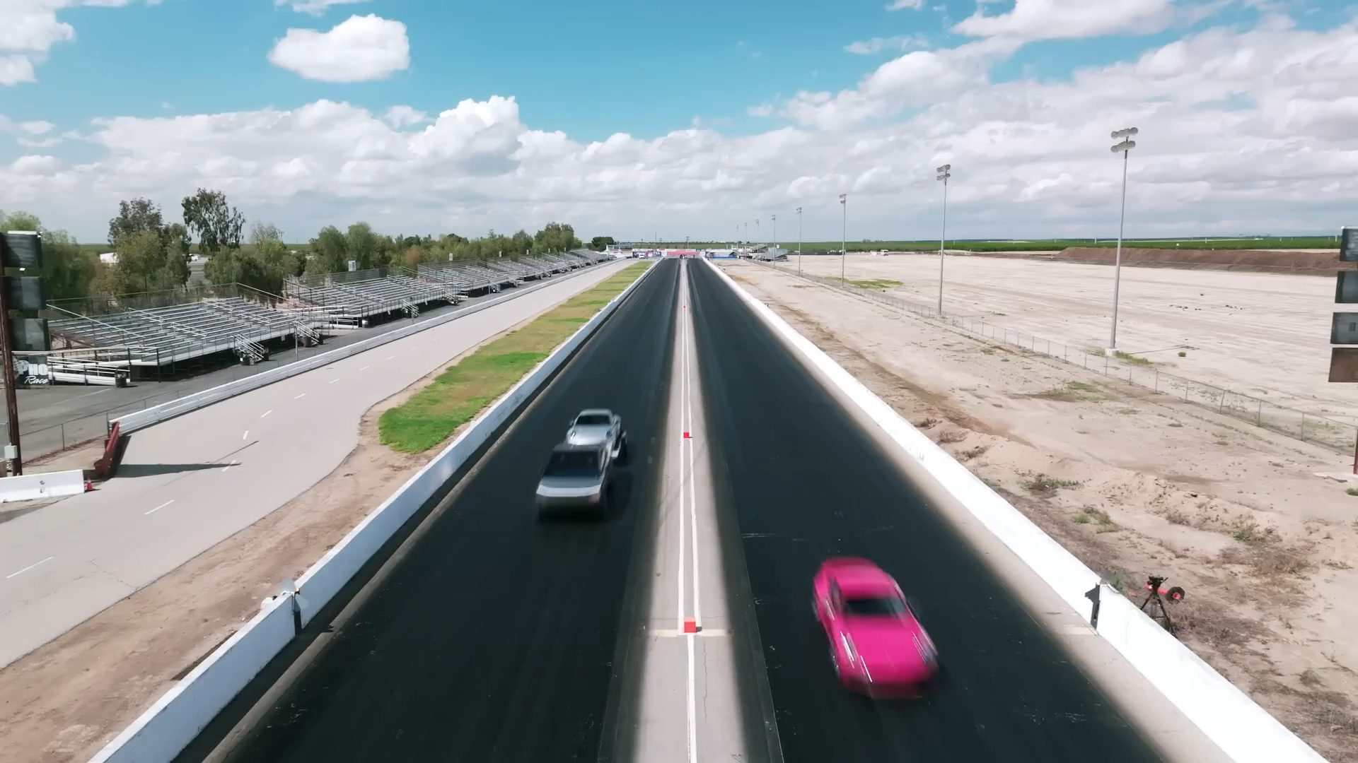 Porsche 911 beating Tesla Cybertruck in drag race