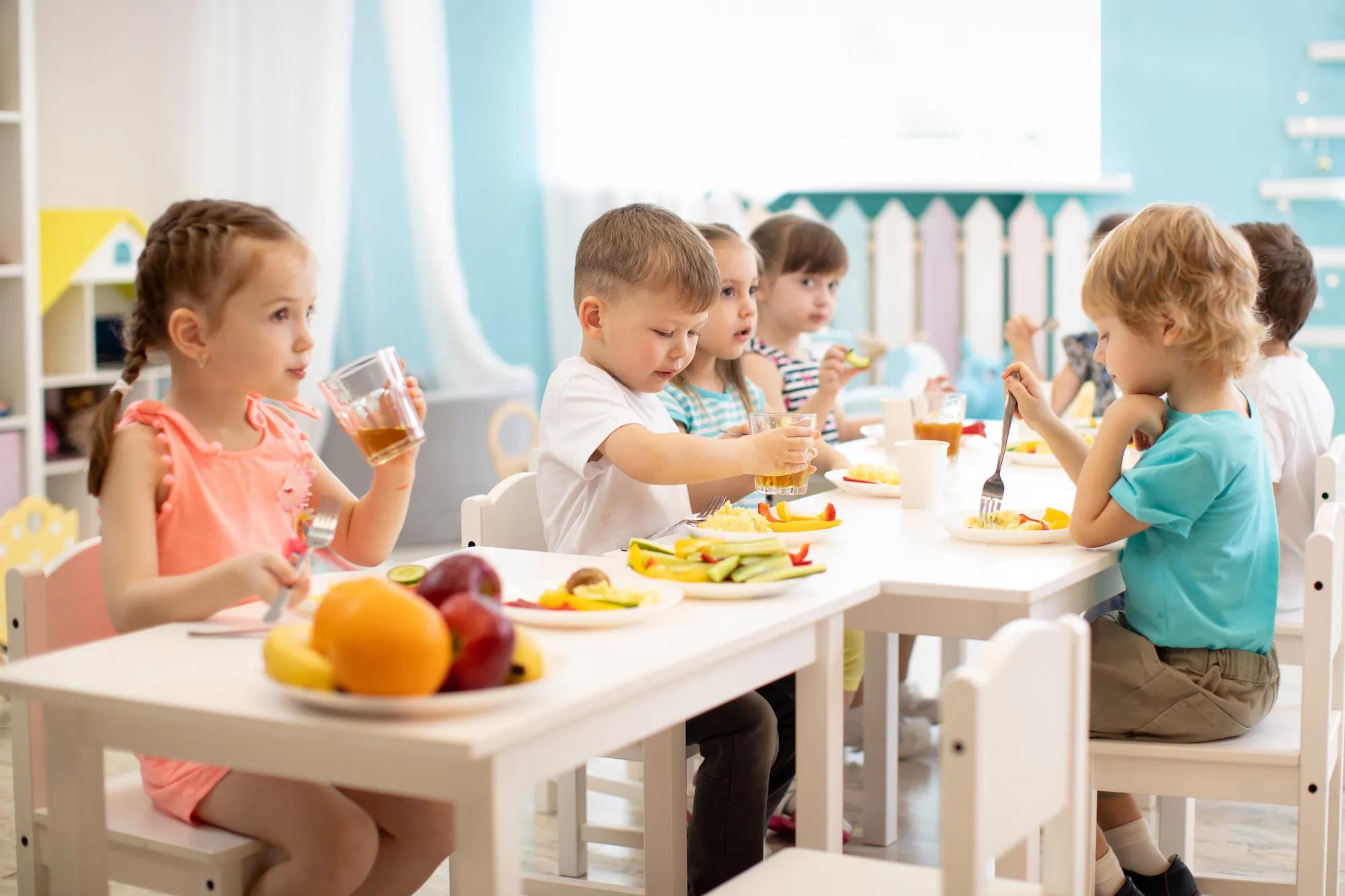 Jak zorganizować catering w przedszkolu? Praktyczne wskazówki
