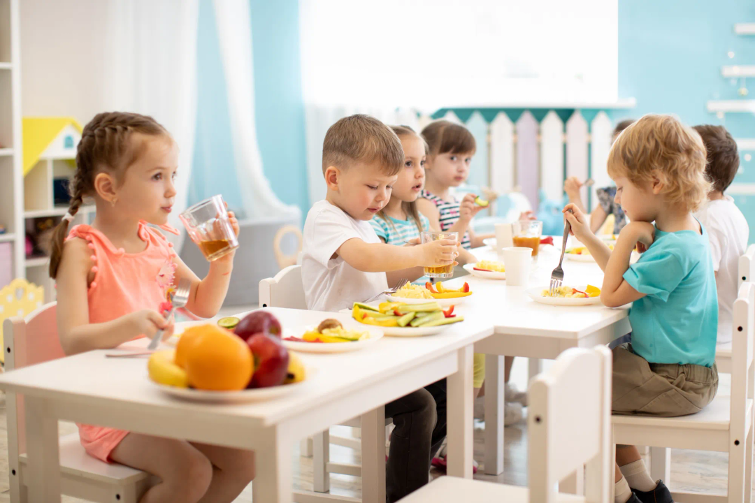 Jak zorganizować catering w przedszkolu? Praktyczne wskazówki