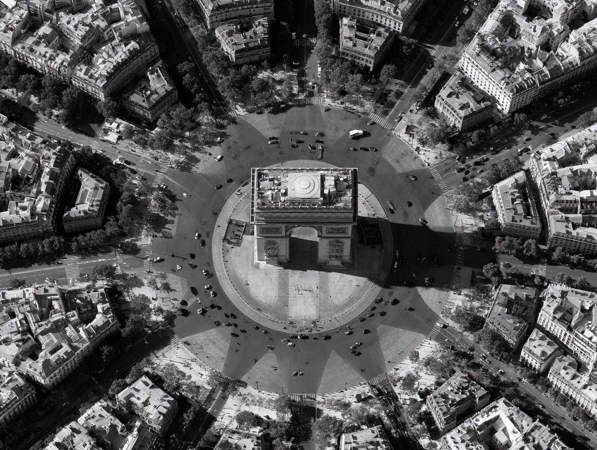 Vue aérienne de l’Arc de Triomphe et des avenues qui en partent