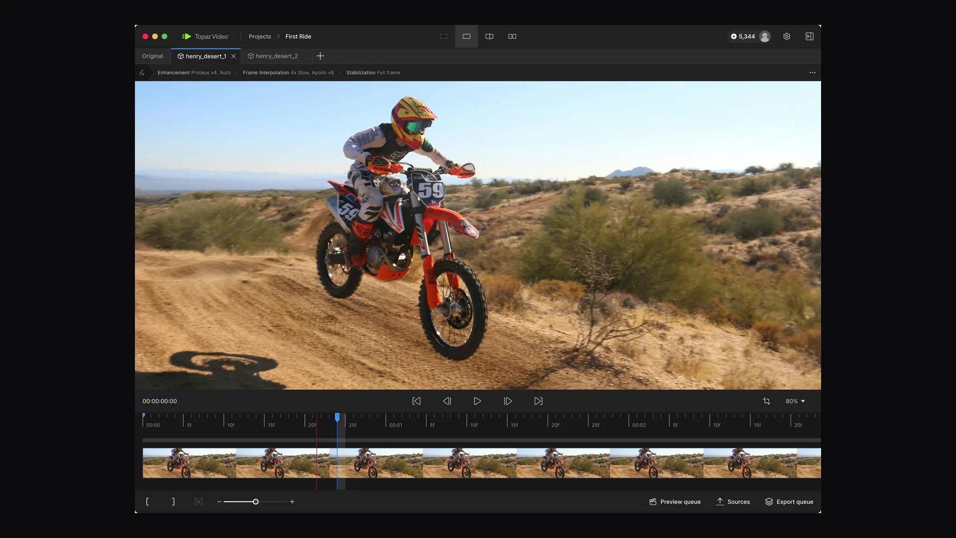 Interface de Topaz Video : un pilote de motocross en plein saut dans le désert, une timeline de vignettes et les réglages d’amélioration en haut