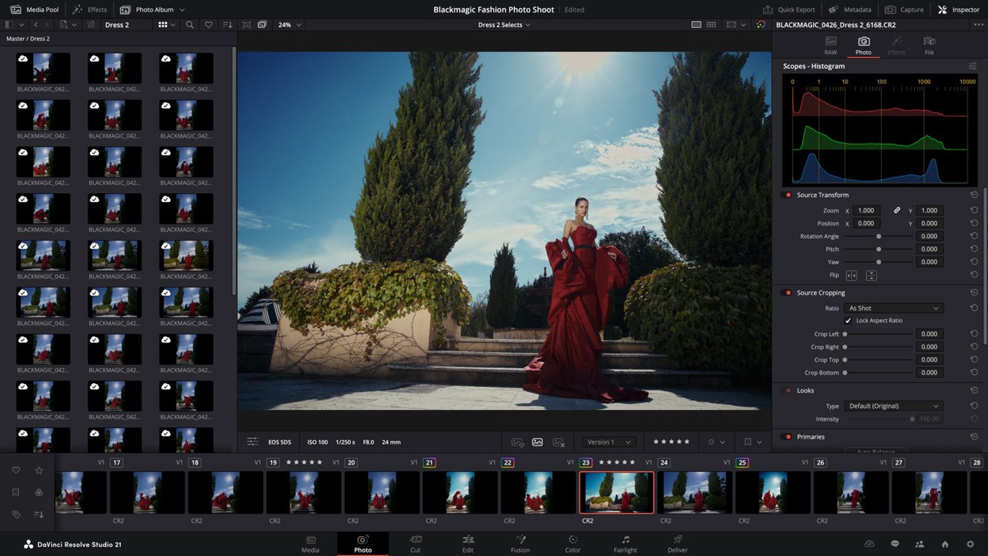 صفحة Photo في DaVinci Resolve Studio 21 مع المدرّج التكراري وإعدادات القص وشريط صور جلسة أزياء