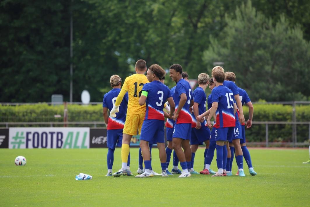U18 MYNT huddling vs. U18 Argentina