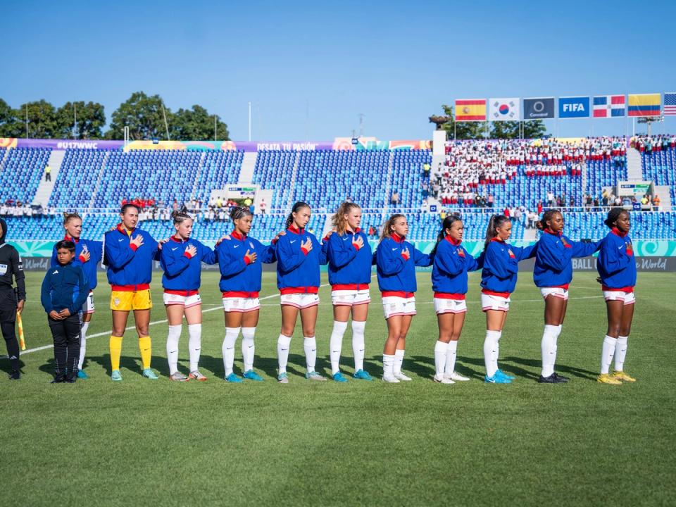 U-17 WYNT players during the national anthem