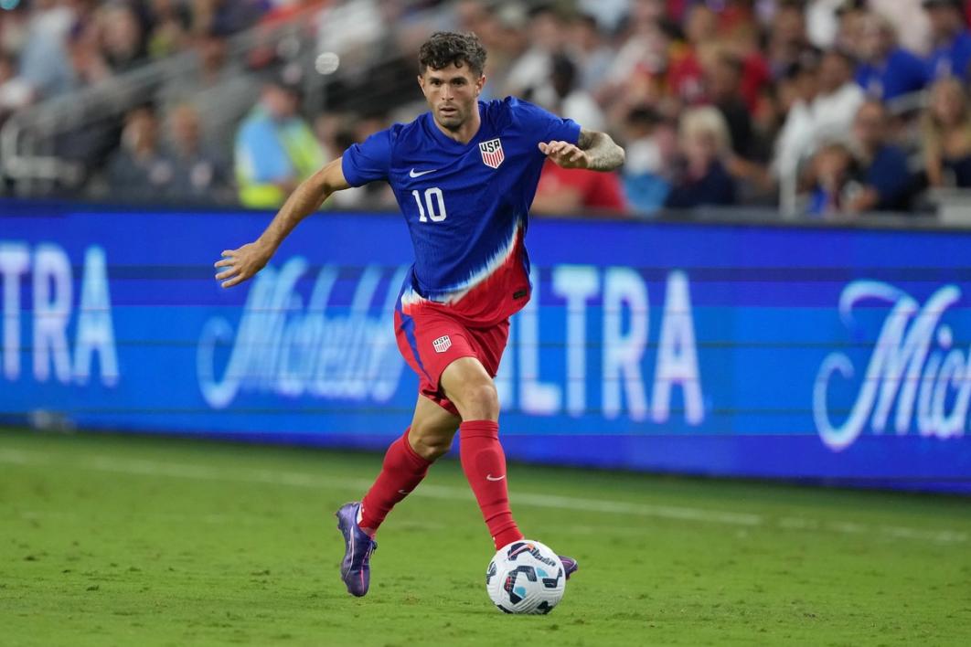 Christian Pulisic dribbles the ball for the USA