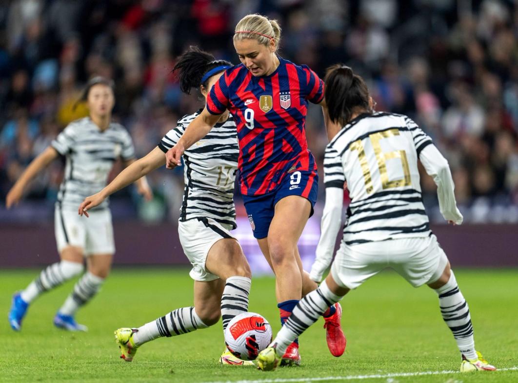 Lindsey Horan dribbles with the ball against Korea Republic in 2021