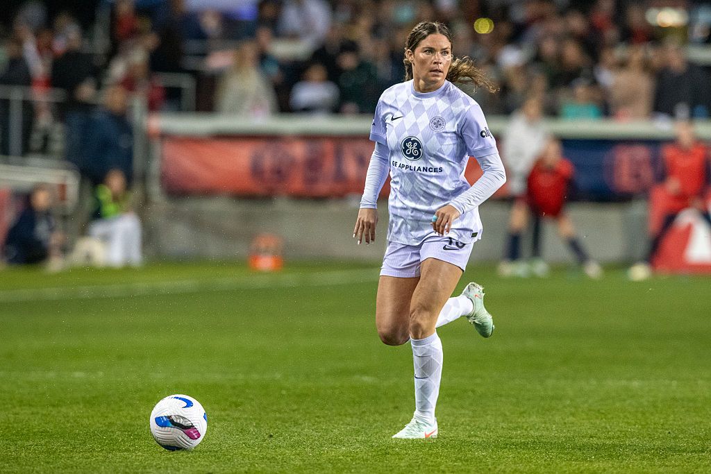Emma Sears dribbles ball