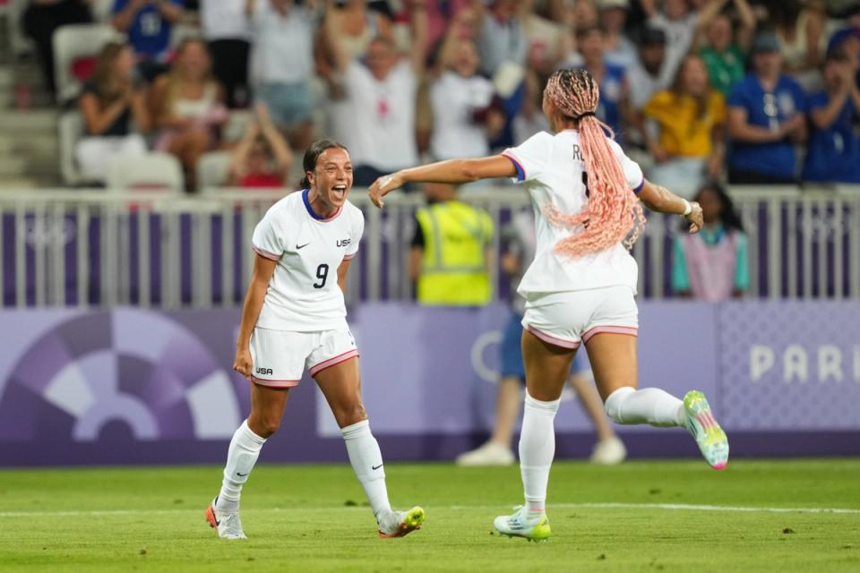 Mallory Swanson et Trinity Rodman célèbrent le but de Swanson contre la Zambie aux Jeux olympiques.