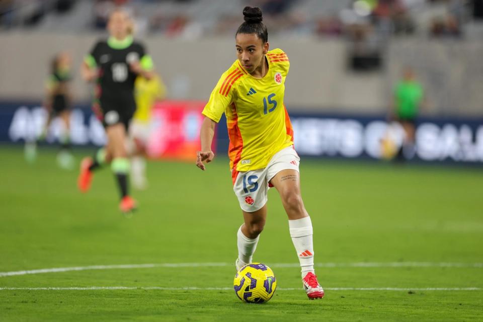 Colombian player Wendy Candelo dribbles the ball down the pitch