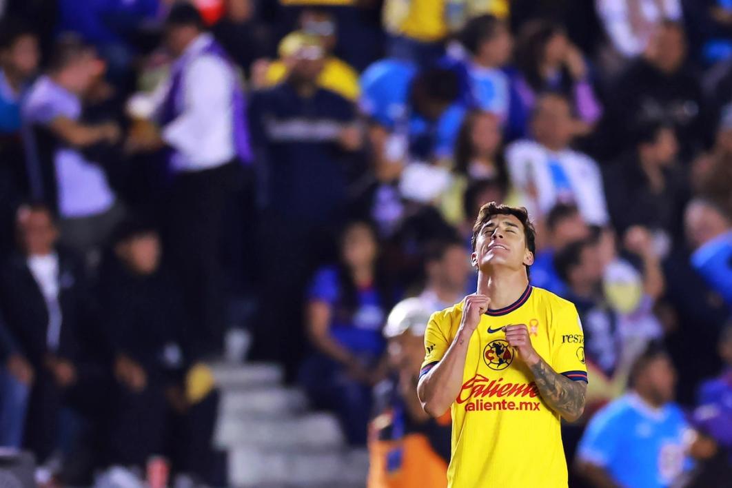 Alejando Zendejas looks to the sky on the pitch during a match