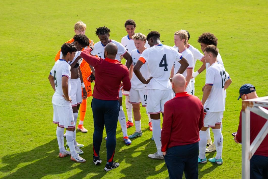 The U19 MYNT huddled up on the field