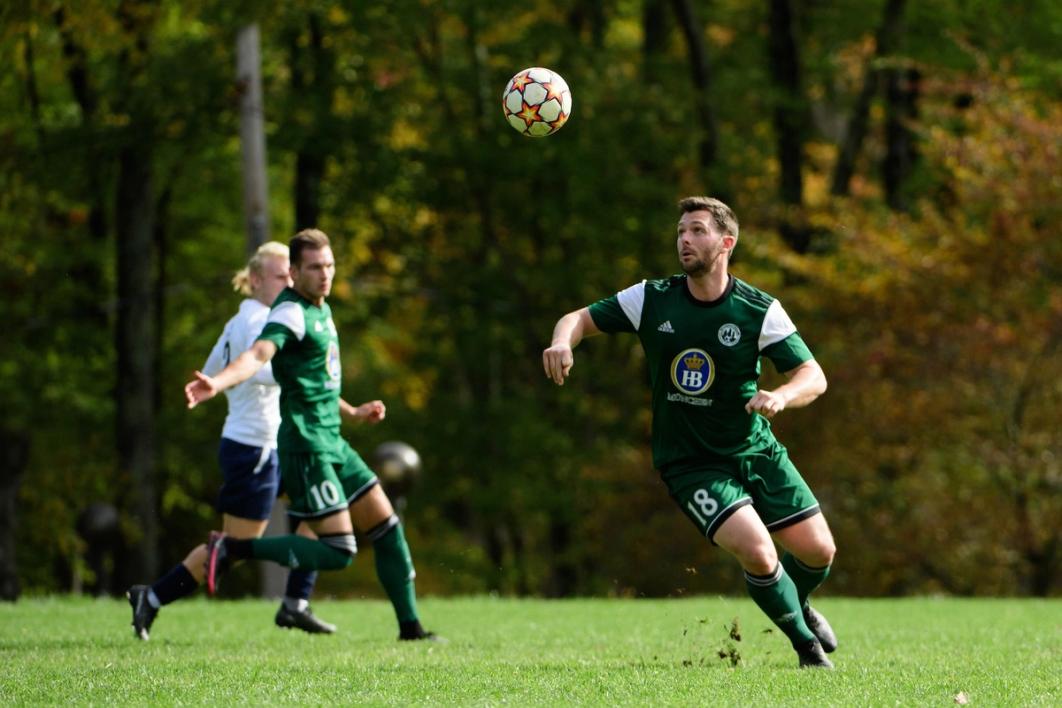 A VE player watches a ball in the air