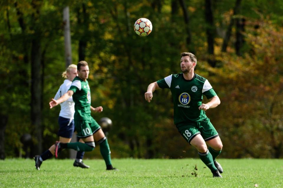 A VE player watches a ball in the air