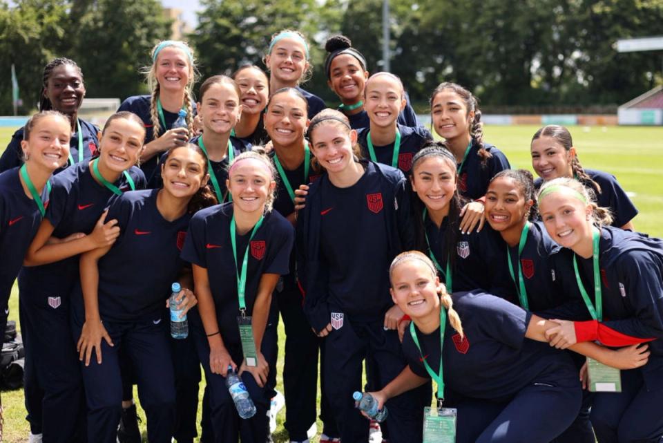 the u15 wynt groups up and smiles with credentials and travel gear on