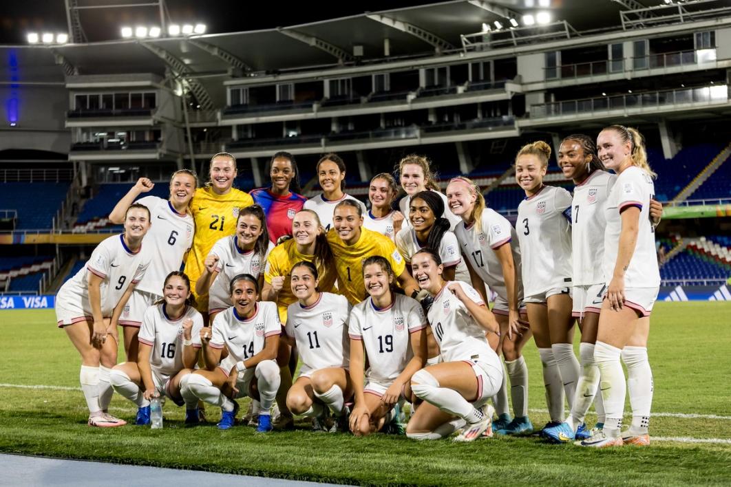 Players from the US U20 WYNT gather around for a group picture on the field