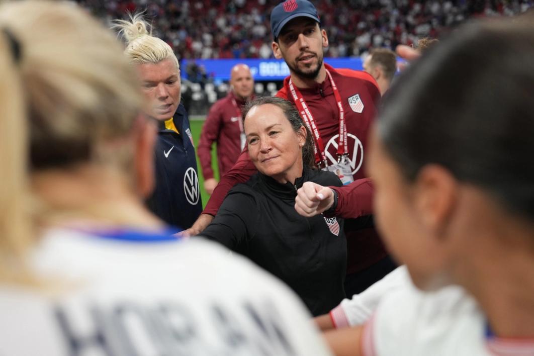 Twila Kilgore leads a huddle of USWNT players