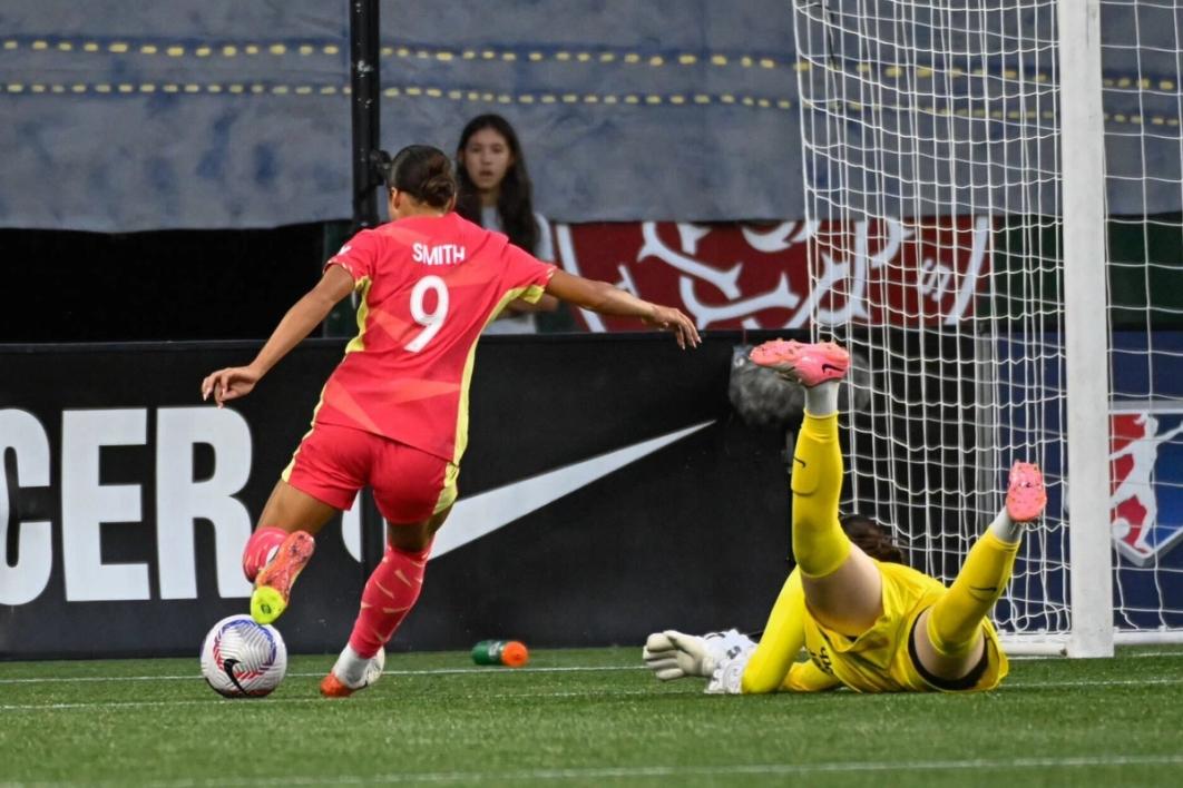 Sophia Smith dribbes around the goalkeeper in a match for the Portland Thorns