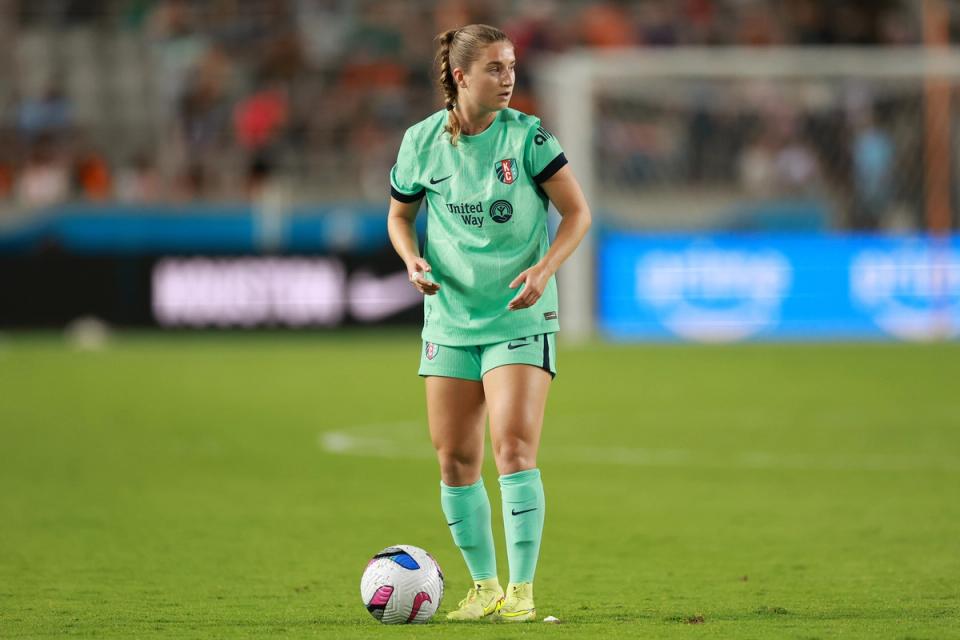 Ally Sentnor #21 of Kansas City Current takes a free kick (Photo by Kenneth Richmond/Getty Images)