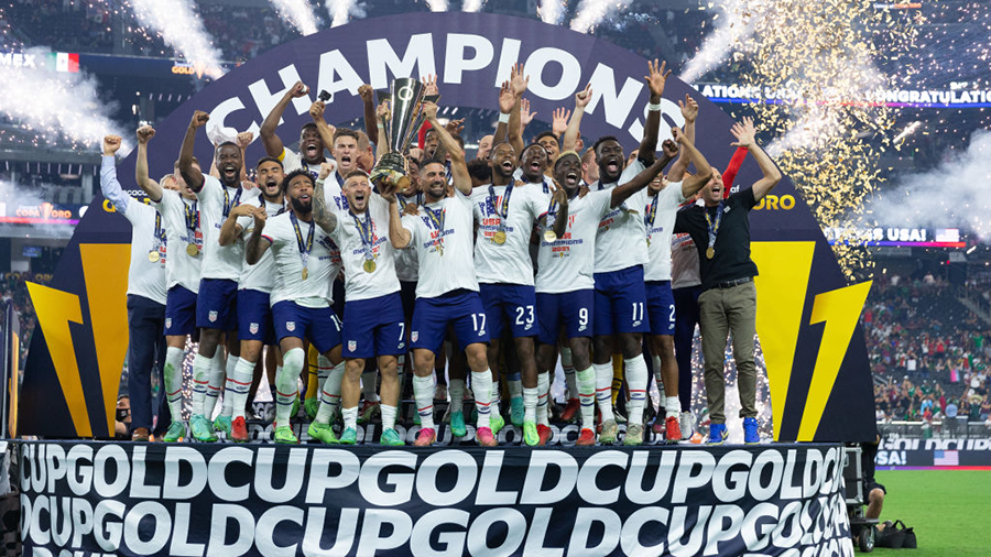 USMNT lifting Concacaf Gold Cup trophy
