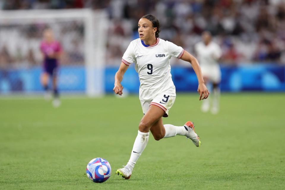 Mallory Swanson dribbles the ball up the field