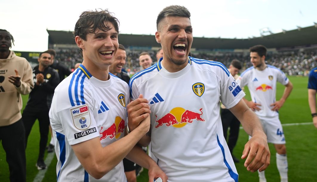 Brenden Aaronson celebrates with teammate