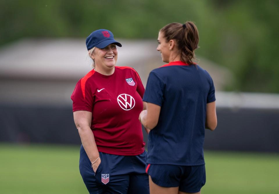 Emma Hayes talks with Alex Morgan during training (Photo by Brad Smith/ISI Photos/USSF)
