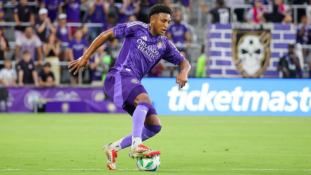 Alex Freeman dribbling the ball in a purple Orlando City kit