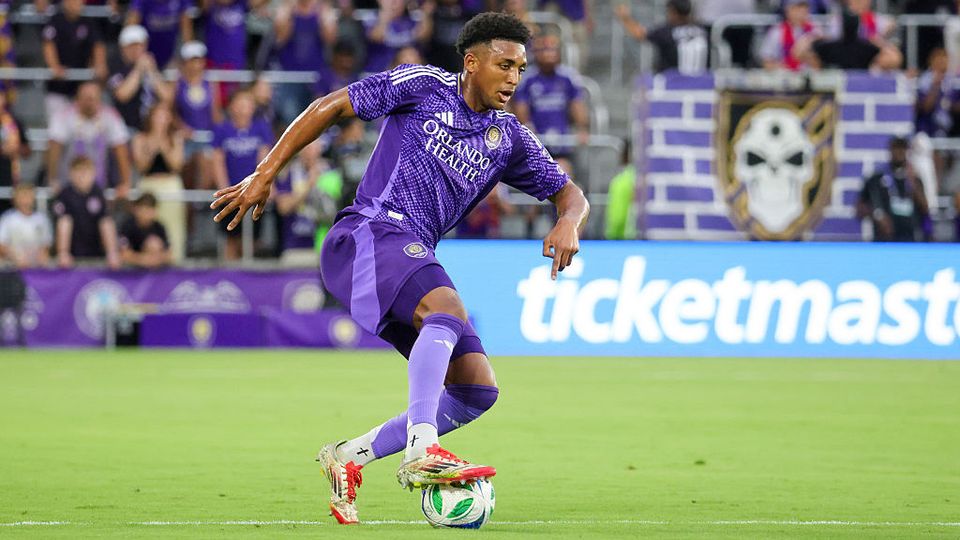 Alex Freeman dribbling the ball in a purple Orlando City kit