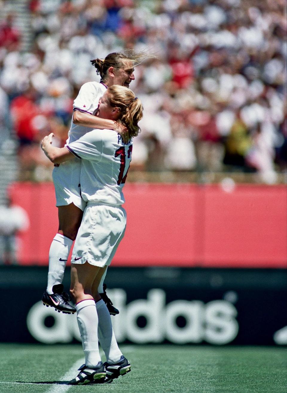 Cindy Parlow celebrates her goal