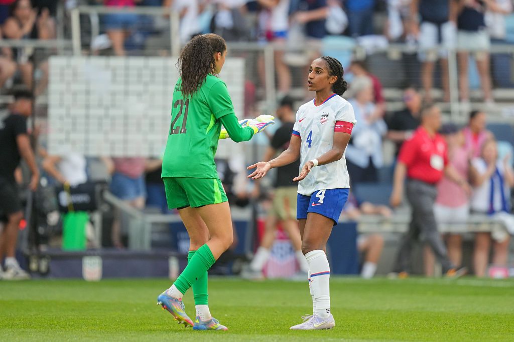 Naomi Girma with Goalkeeper Phallon Tullis-Joyce