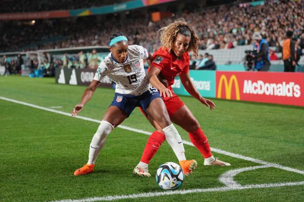 Crystal Dunn defending
