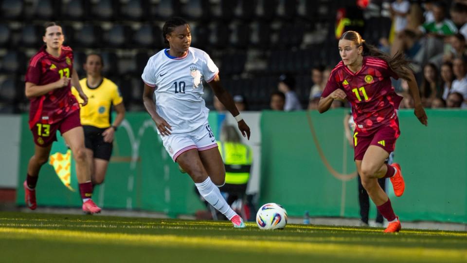 U23 USA and Germany battle for ball