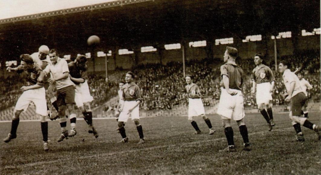 Grainy old school photo of a 1900s soccer match played in Detroit