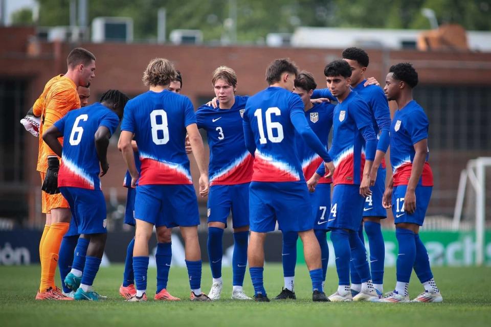 The US U20 MYNT huddled up on the field