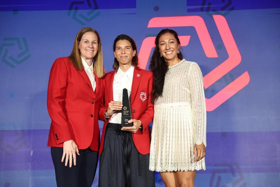 Tobin Heath receives her Hall of Fame award.