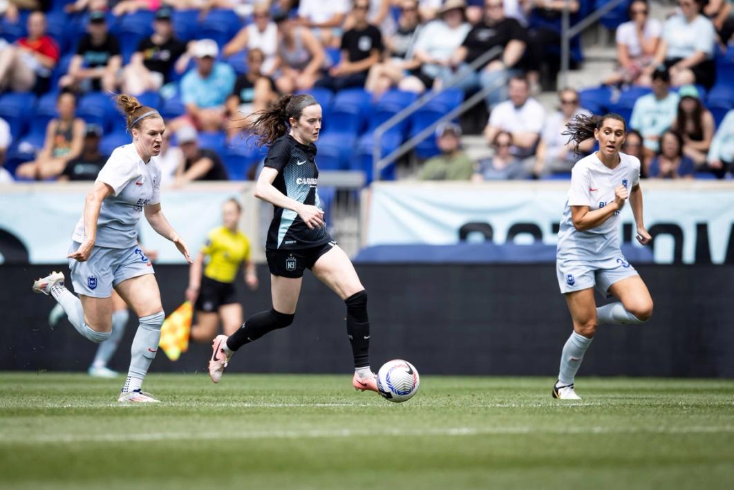 Rose Lavelle dribbles the ball for NY/NJ Gotham in a match against Seattle Reign FC