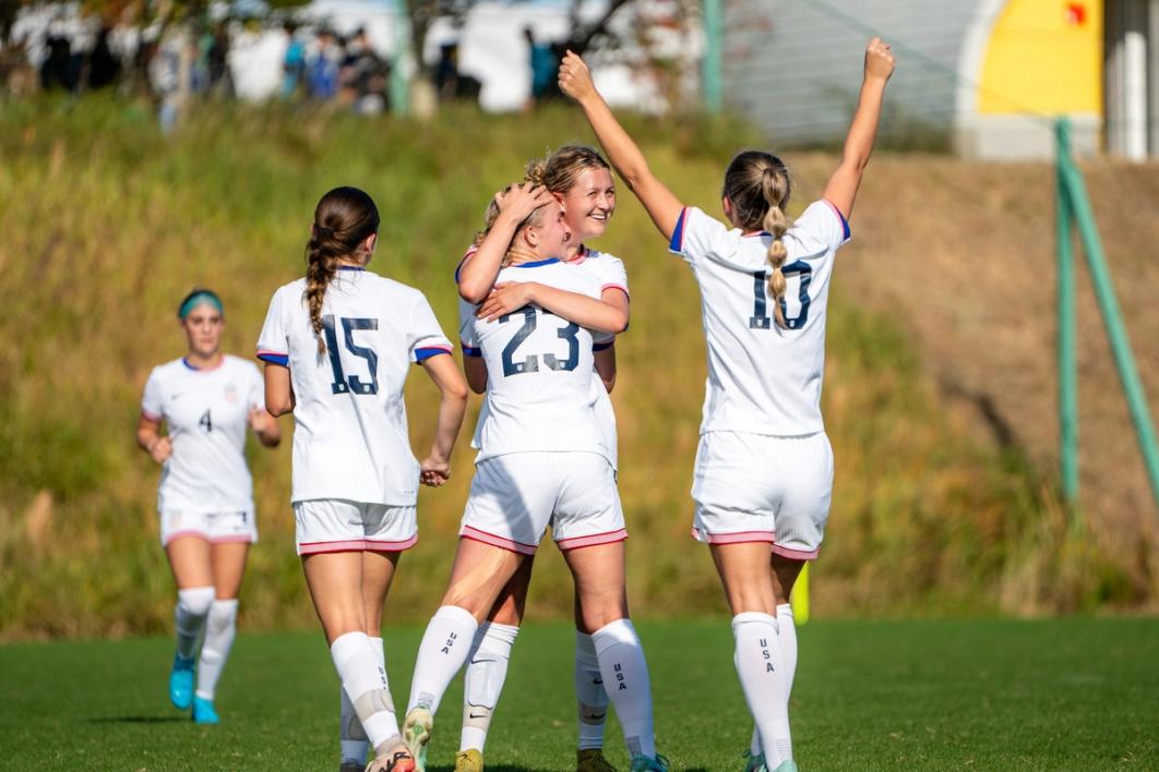 The Deaf WNT celebrates a goal against Japan